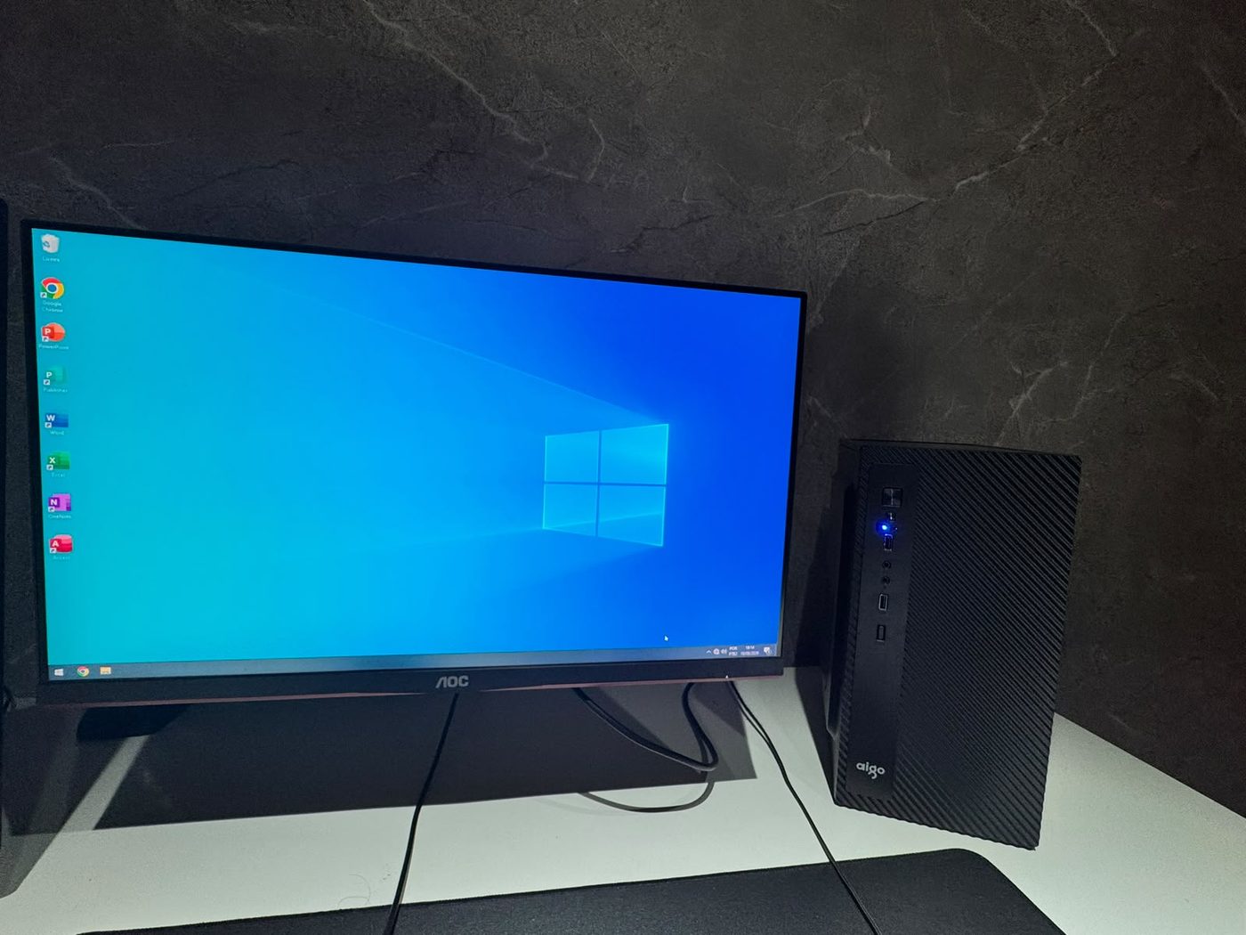 Computador montado e funcionando, pronto para uso