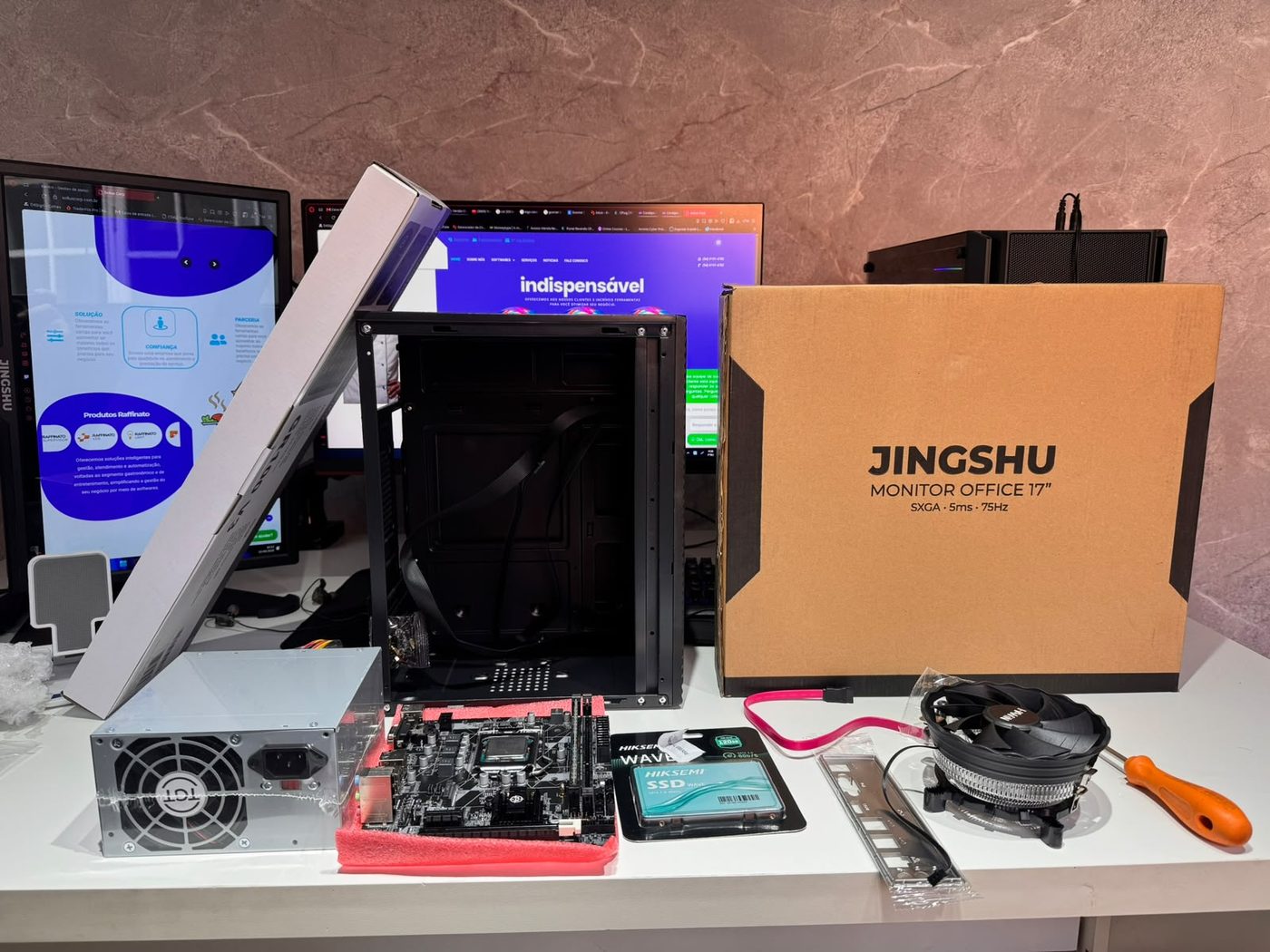 Peças de um computador Sollus organizadas para montagem