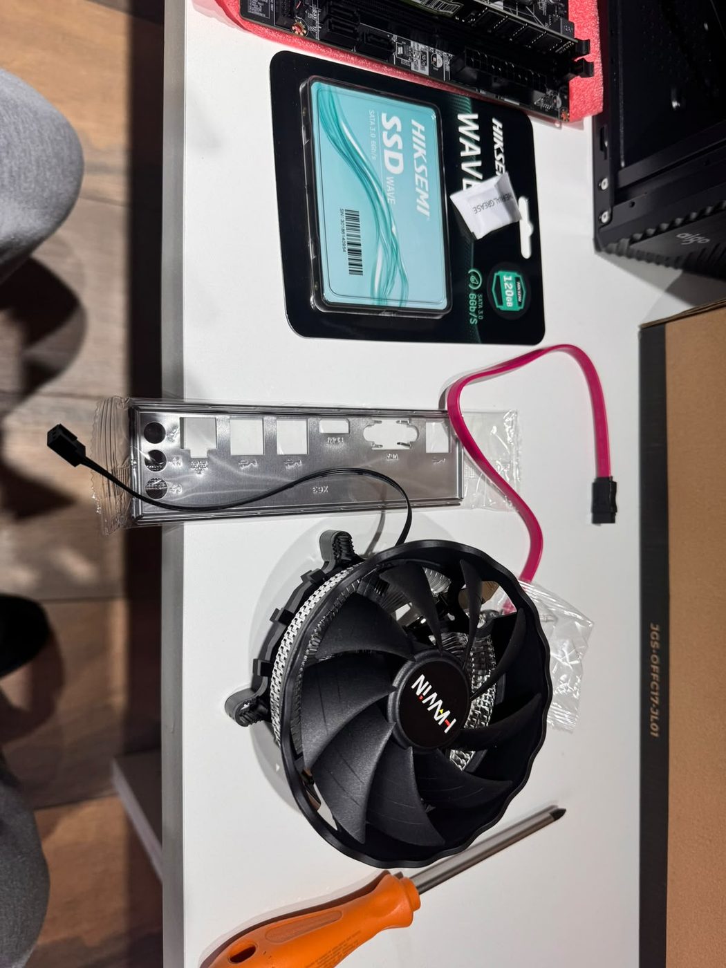 Componentes selecionados para a montagem: SSD, cooler e acessórios